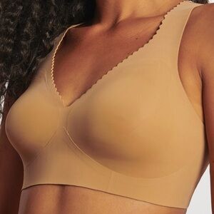 Evelyn & Bobbie Soft Evelyn Bra Mica Size M with lovely scalloped edges